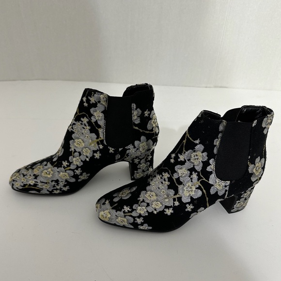 Anne Klein Gorgia Chelsea Floral Brocade Ankle Boots Black Booties Size 6M - Picture 3 of 9